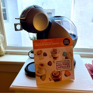 Nescafé Dolce Gusto Genio Machine De’Longehi and Book